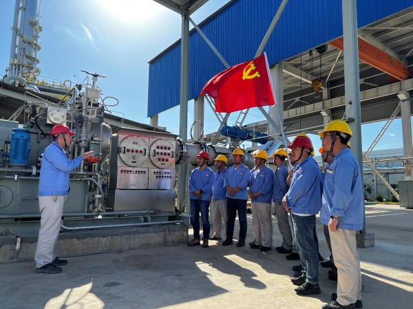8月23日，劉致強為黨員講解氮氣膨脹發(fā)電機.jpg