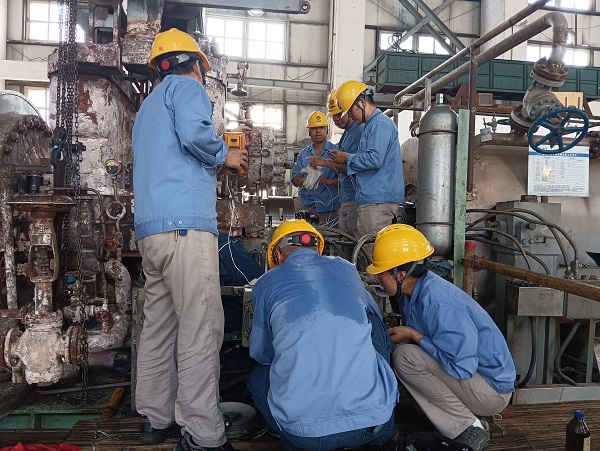 8月31日，二期機組廠房二樓空分尿素工段人員在回裝空壓機軸系儀表-3.jpg