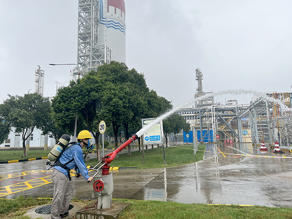 9月19日9：11現(xiàn)場人員張國濤開啟消防水炮以及水幕噴淋裝置，對現(xiàn)場進行稀釋.jpg