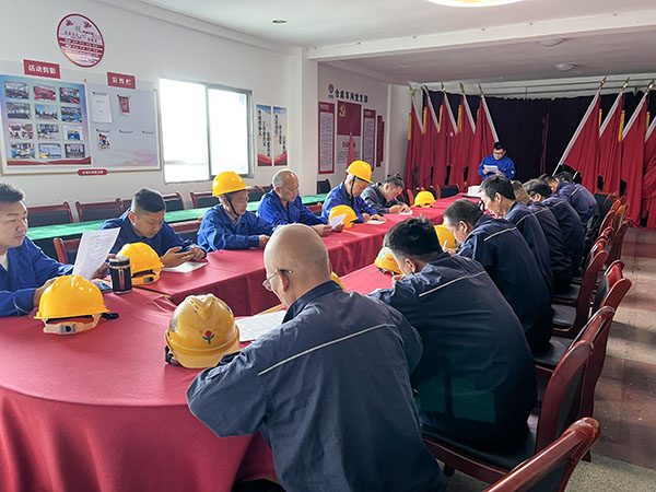 10月9日，合成車間安技員呂博宇在車間會(huì)議室對(duì)兩家外協(xié)單位進(jìn)行安全培訓(xùn)工作.jpg