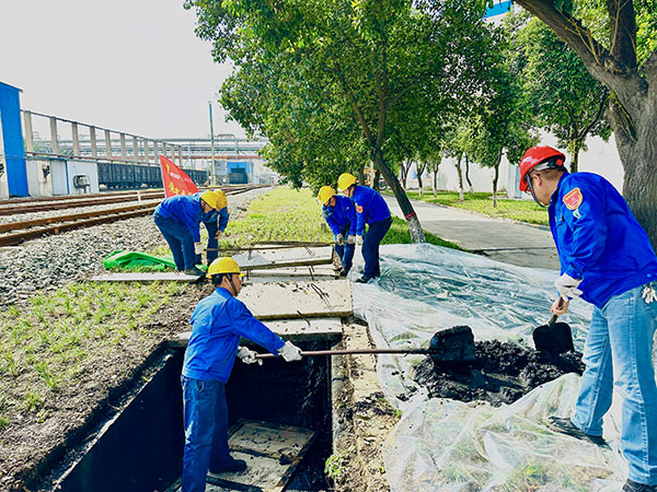 10月10日下午，黨員突擊隊(duì)清理沉淀池.JPG