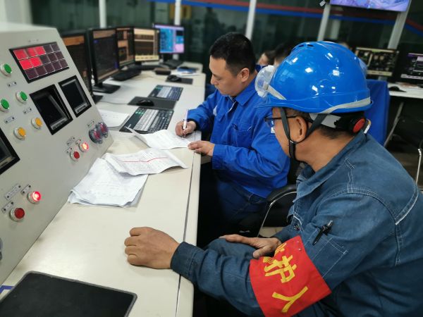 動(dòng)力車(chē)間一期鍋爐控制室，值班人員確認(rèn)檢修票證.jpg