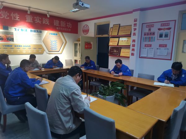 12日晚上8點(diǎn)，安全員在檢修例會(huì)上通報(bào)當(dāng)天檢查結(jié)果.jpg