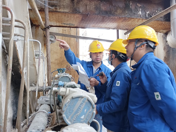 10月13日，一期空分現(xiàn)場，空分尿素工段人員在檢查更換儀表，核對儀表參數(shù).jpg