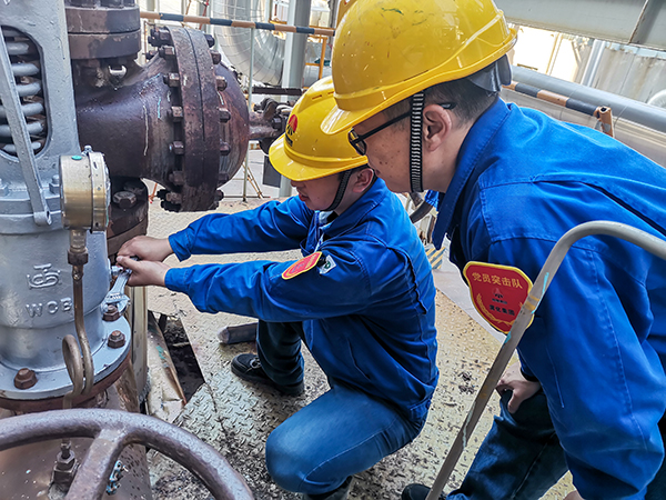10月20日上午，徐濤和張跟潮在3號(hào)爐定排罐處檢查安全閥安裝質(zhì)量.jpg