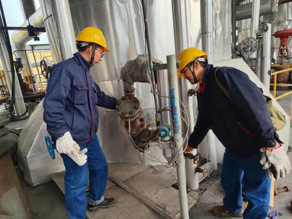 11月15日，計控電儀部李勝忠和胡含朗正在檢查氣化爐流量變送器的伴熱保溫情況.jpg