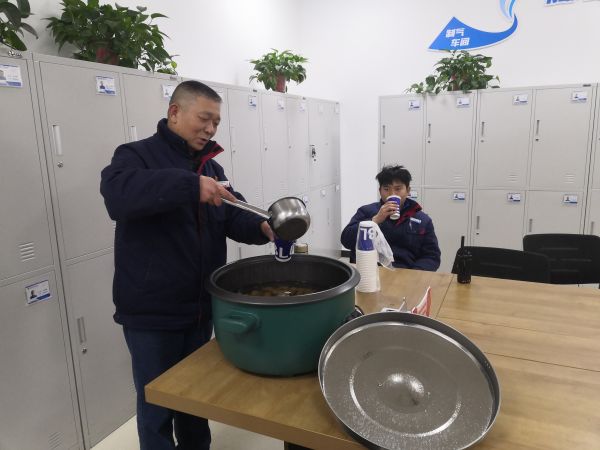 圖1 12月8日，剛忙完工作的職工杜仲毅喝著冰糖雪梨水。肖歡 攝.jpg
