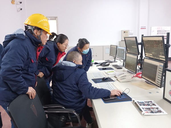 12月15日，計控電儀部主任工程師馬曉華，空分尿素工段段長郭凱等人在一期檢查處理空壓機導(dǎo)葉閥故障.jpg