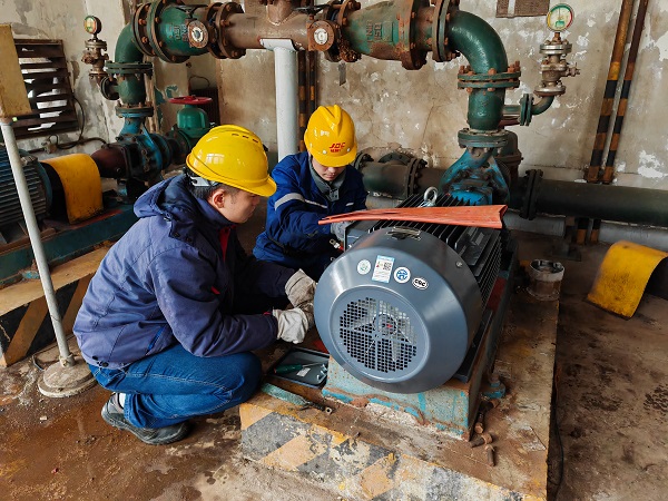 1月份，電氣檢修人員正在更換高效節(jié)能電機(jī).jpg