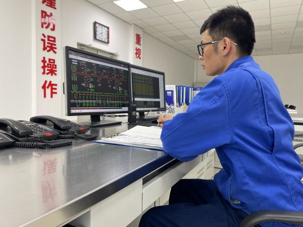 春節(jié)值班期間，運(yùn)行員工第五江明在認(rèn)真監(jiān)視變電所內(nèi)設(shè)備運(yùn)行數(shù)據(jù).jpg