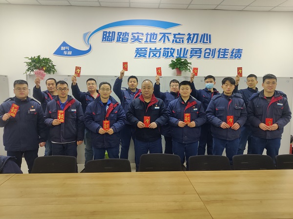 2月11日，大年初二車間管理人員為白班在崗人員，化工二班派發(fā)新春紅包照片.jpg