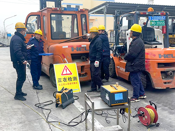 2月19日，運銷分部，曹侃、伍思盈等人員，在北物流門現(xiàn)場檢測。運銷分部 曹侃攝（2）.jpg