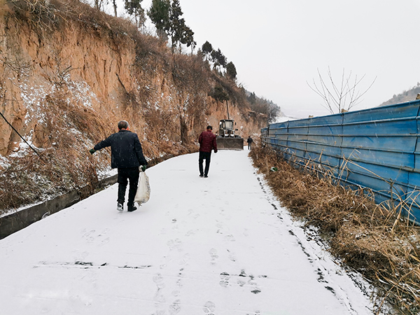2月21日，運銷市場部，藺毅、趙冰等人員，在渣場現(xiàn)場清理積雪。運銷市場部 藺毅 攝1 - 副本.jpg