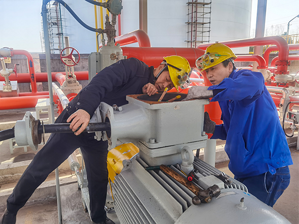 2月22日，檢修三班在191罐區(qū)更換節(jié)能電機(jī).jpg