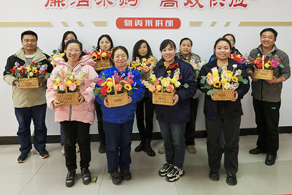 三八節(jié)前夕，采供部開(kāi)展慶三八節(jié)花藝活動(dòng) (2).jpg
