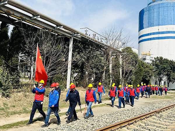 3月20日下午，物料車間黨支部開展了“清除雜草保安全 志愿服務(wù)顯擔(dān)當(dāng)”主題活動(dòng)，   600.jpg