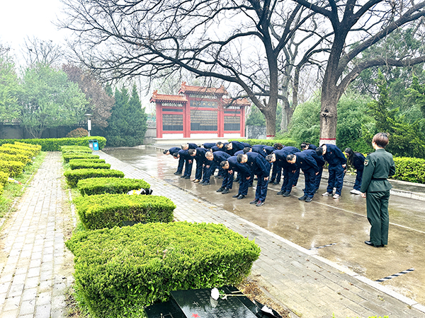 4月2日下午，渭化集團(tuán)組織黨員代表、團(tuán)員青年代表走進(jìn)渭南市臨渭區(qū)王尚德烈士陵園，開展清明節(jié)祭掃活動(dòng)。烈士紀(jì)念碑前默哀鞠躬.JPG