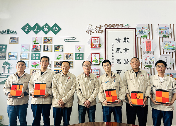 4月18日下午，物料車間黨支部組織運(yùn)行崗位職工開展“書廉韻 倡廉潔”仿宋字書廉比賽。--晉級選手發(fā)放獎(jiǎng)品.JPG