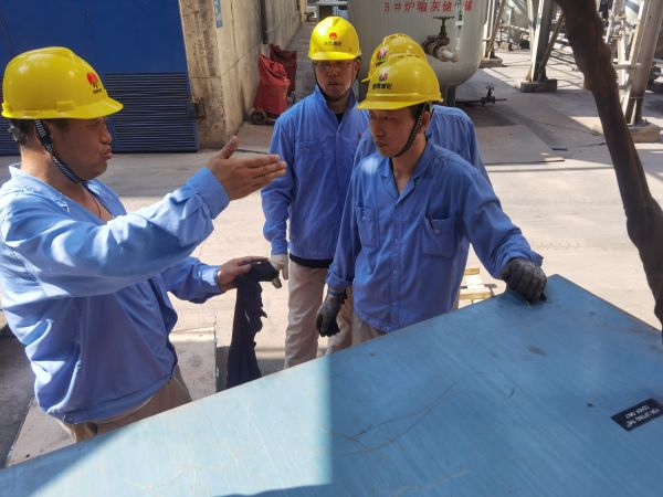 4月20日，王宏在現(xiàn)場給青工們講授高壓電機(jī)工作原理.jpg