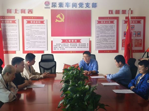 4月28日，車間工藝主任王慶振對班組考試試卷進(jìn)行點評.jpg