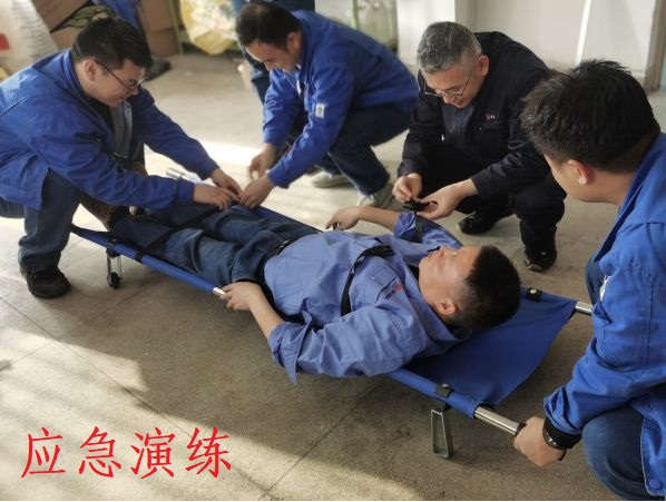 4月26日，尿素車間對擔(dān)架操作進(jìn)行培訓(xùn).jpg
