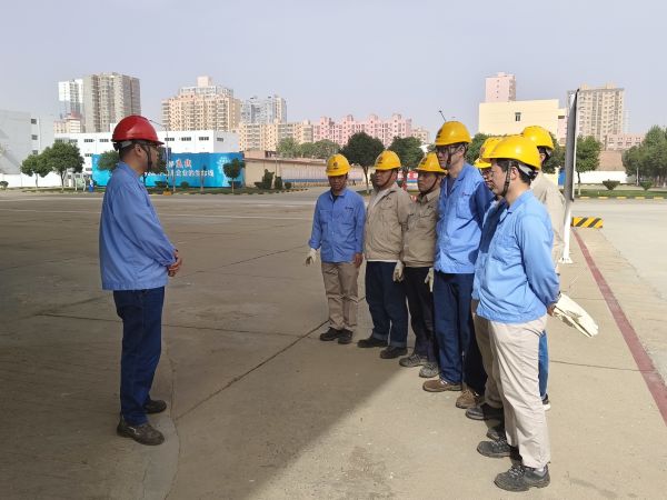 4月26日，尿素車間開展四月份受限空間應(yīng)急演練.jpg