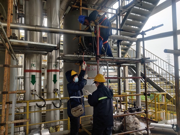 4月30日，分析人員對(duì)洗氨塔受限空間作業(yè)進(jìn)行入罐前取樣分析.jpg