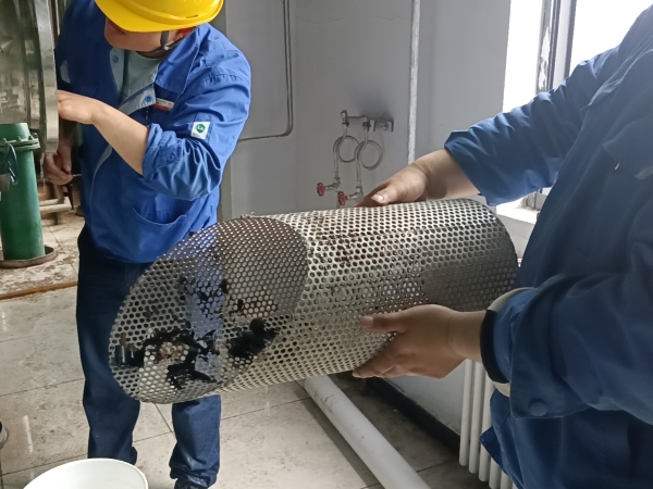 2024年5月2日，崗位人員自行拆除過濾器清理濾網(wǎng)，除污去垢凈裝置。.jpg