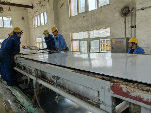 28日，合成車間、修造部人員共同搶修造粒機(jī).jpg