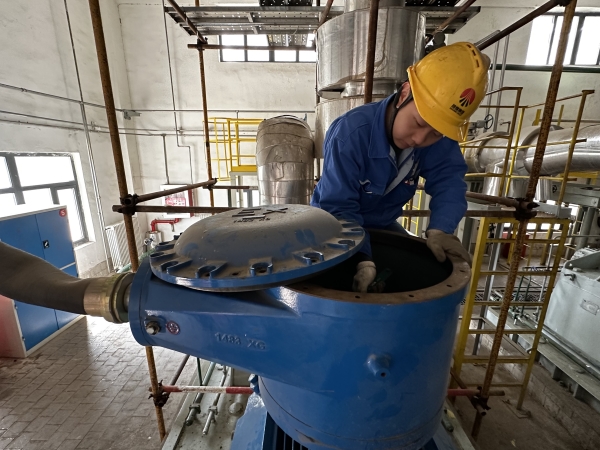 5月6日，電氣檢修工魏晨光緊固電機接線盒內接線.jpg