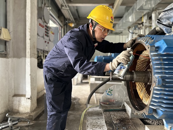 5月7日，檢修人員趙佳偉處理電機(jī)內(nèi)銹跡.jpg