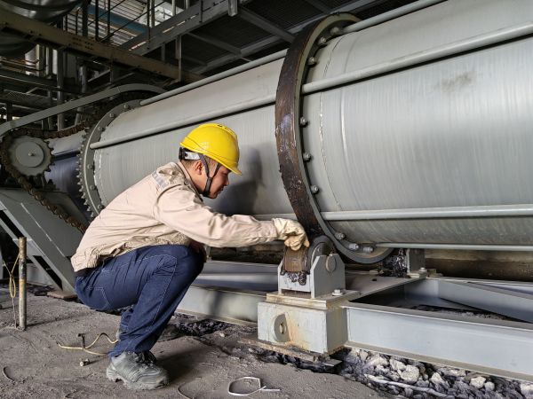2024年5月20日，動(dòng)力車間4號(hào)鍋爐冷渣器更換后運(yùn)行人員正在對(duì)冷渣器做潤滑.jpg