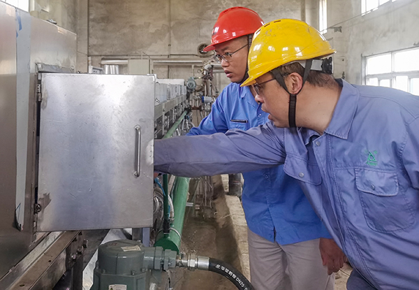 5月23日，各部門協(xié)作搶修造粒機.jpg