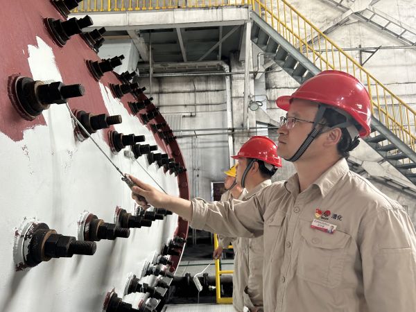 圖2 5月30日下午，制氣車間黨支部攜手聯(lián)合黨支部開展聯(lián)學(xué)聯(lián)建融生產(chǎn)  裝置舊貌換新顏主題黨日活動，制氣車間702磨煤機刷漆亮化活動現(xiàn)場紀(jì)實。.jpg
