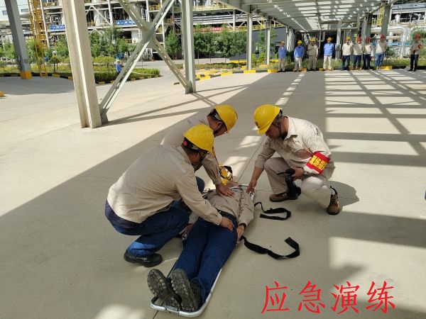 6月12日上午，制氣車間開展丙烯泄漏應(yīng)急演練，上圖為演練中搶救人員對(duì)暈倒職工進(jìn)行心肺復(fù)蘇急救紀(jì)實(shí)照片.jpg