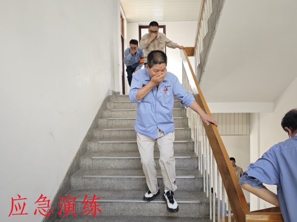 6月13日上午，各樓層人員在疏散引導組成員的帶領下進行有序逃生.jpg
