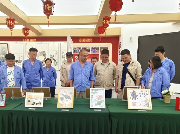 6月14日，尿素車間黨支部組織黨員參觀廉潔作品展1.jpg