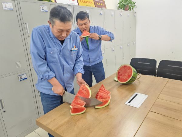 圖3 6月25日，班長(zhǎng)雷仲民正在切西瓜。 肖歡 攝.jpg