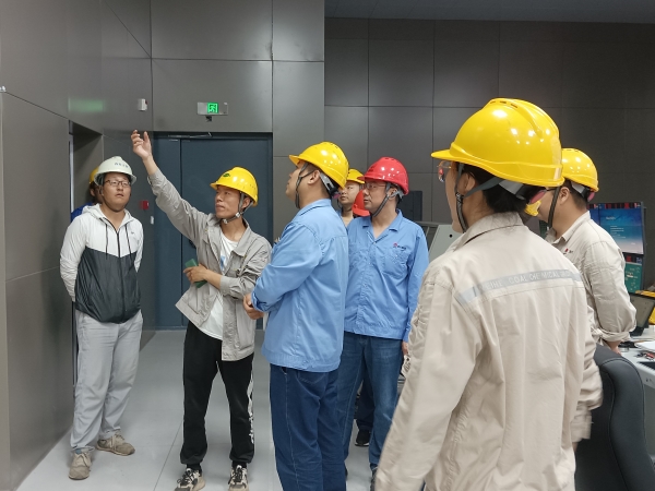 7月17日，計(jì)控電儀部副部長(zhǎng)劉勇組織電氣儀表相關(guān)人員在醋酸甲酯中試項(xiàng)目現(xiàn)場(chǎng)進(jìn)行素質(zhì)提升工作實(shí)踐交流（3）.jpg