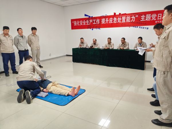 圖2 7月26日，張力演示心肺復(fù)蘇全過程。.jpg