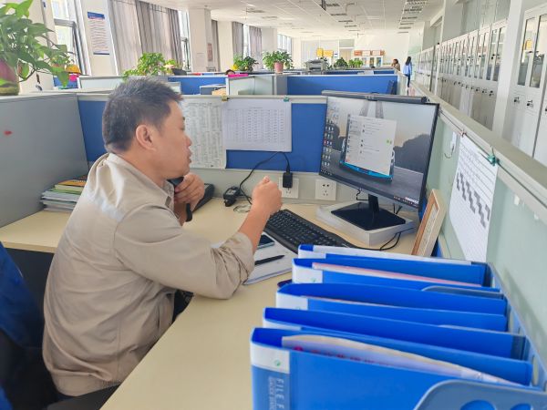 圖1 8月27日，安全員陳科武給現(xiàn)場監(jiān)護人員打電話強調(diào)安全有關(guān)事項。.jpg