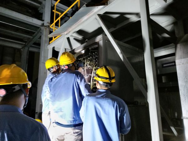 8月，計(jì)控電儀部員工在高溫天氣中消除設(shè)備隱患.jpg