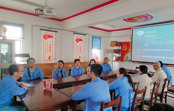近日，物料車間主任喬玄帶領(lǐng)班組人員學(xué)習(xí)事故，并結(jié)合各自崗位工作展開討論.jpg