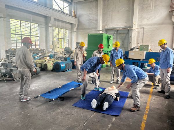 近日，為了提升員工的安全應(yīng)急處置能力和實踐技能，計控電儀部組織檢修一班進(jìn)行觸電應(yīng)急演練.jpg