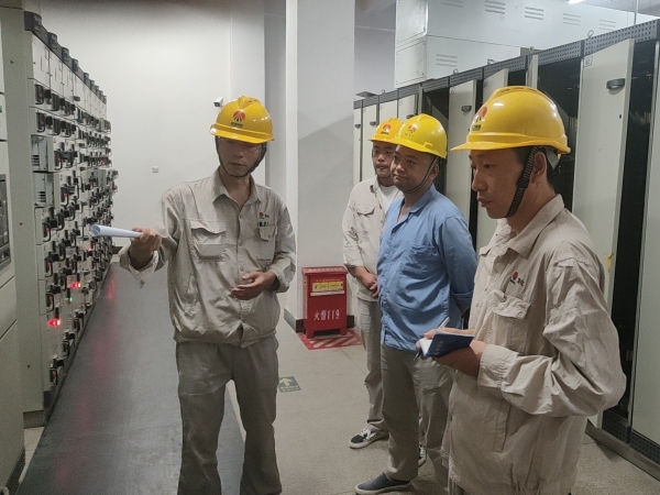 9月12日，計(jì)控電儀部技術(shù)人員正在講述設(shè)備原理和操作步驟.jpg