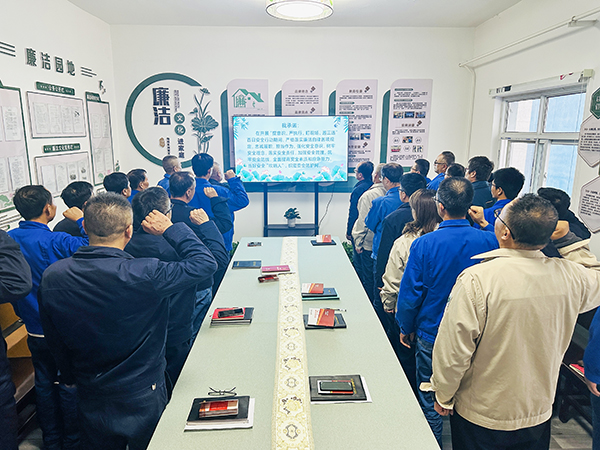10月21日下午，物料車間黨支部開展了以“敲響廉潔警鐘、繃緊安全之弦、筑牢廉潔安全‘雙防線’”為主題的警示教育活動(dòng)，--圖為職工進(jìn)行安全承諾宣誓.jpg