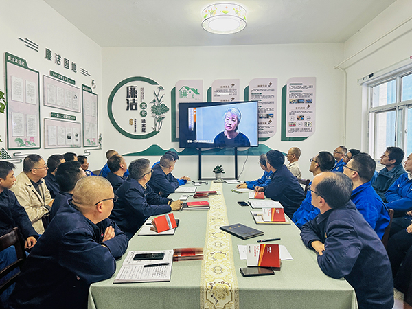 10月21日下午，物料車間黨支部開展了以“敲響廉潔警鐘、繃緊安全之弦、筑牢廉潔安全‘雙防線’”為主題的警示教育活動(dòng)，--圖為觀看廉潔警示教育專題片.jpg