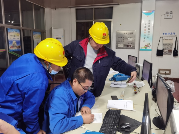 10月23日，電氣人員正在中控室處理PLC故障.jpg