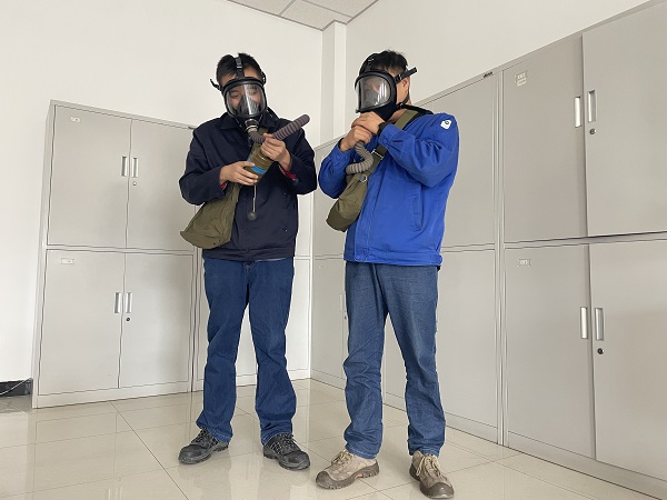 運(yùn)行工段員工正在練習(xí)如何將面具與濾毒罐正確組裝。.jpg