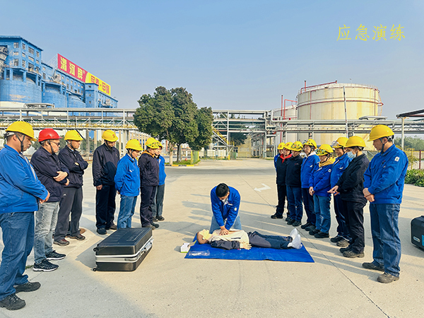 11月8日下午，應(yīng)急救援隊(duì)張伯倫為職工進(jìn)行心肺復(fù)蘇操作技能培訓(xùn).jpg